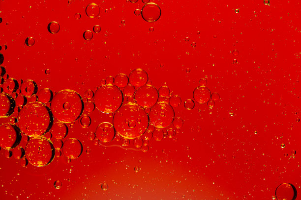 红色宏气泡，背景，抽象背景，苏打，红色，碳酸，美丽概念背景。特写化妆液体凝胶与泡沫的红色背景图片下载