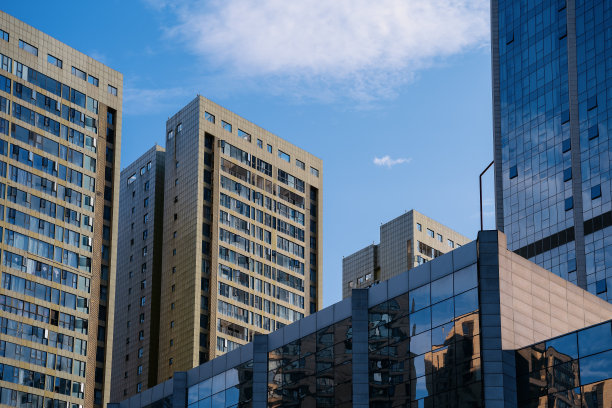 在一个阳光明媚的日子，成都市的河边图片下载