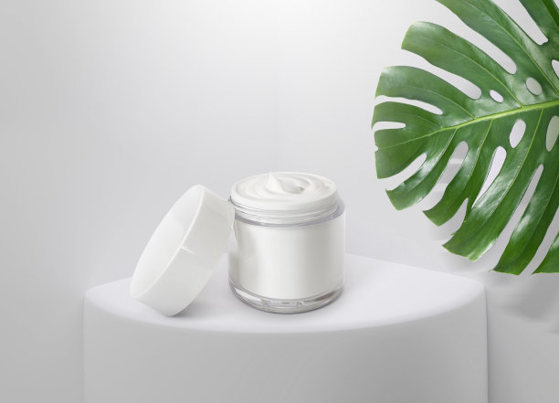 美白霜包装。在一个白色基座上，光线通过热带植物进入，为化妆品广告进行3D渲染图片下载