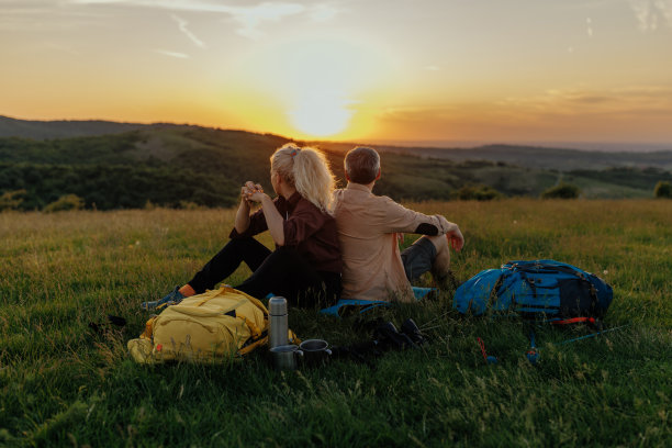 一对徒步旅行者在山上休息图片下载