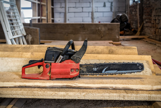 木板上有专业的链锯图片下载