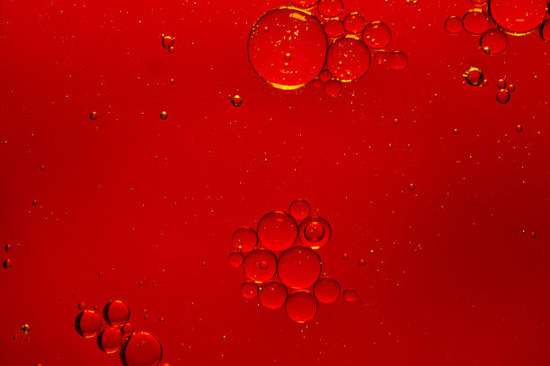 红色宏气泡，背景，抽象背景，苏打，红色，碳酸，美丽概念背景。特写化妆液体凝胶与泡沫的红色背景图片下载