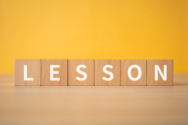 木块具有“教训”的文本概念。图片下载