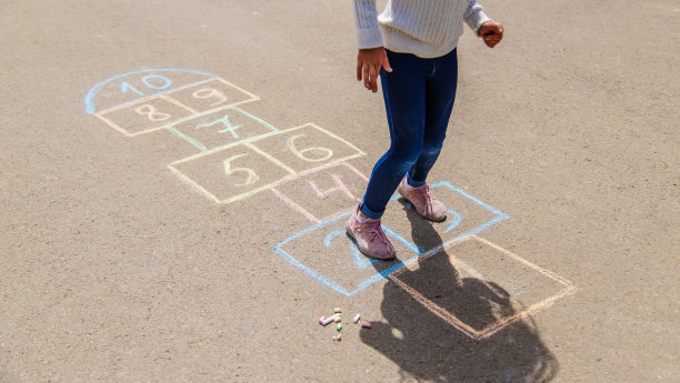 经典儿童游戏。有选择性的重点。孩子图片下载