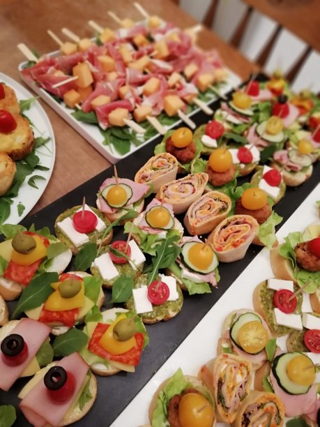 图为为聚会准备的一桌开胃菜。图片下载