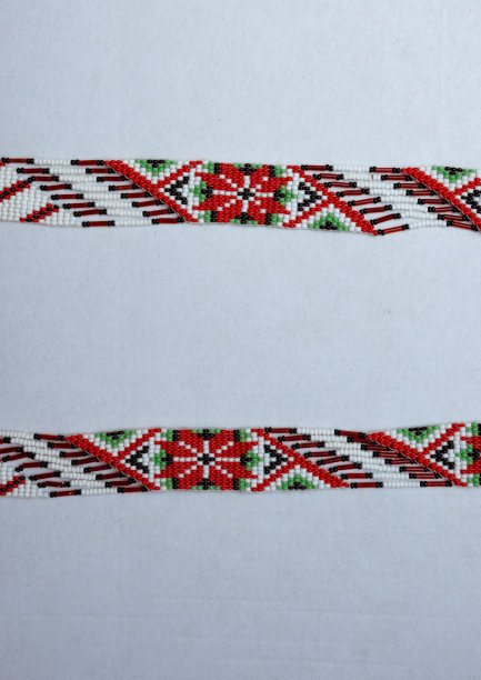 白色背景的红色乌克兰民族珠宝图片下载