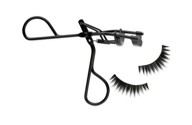 假睫毛和卷发器在白色背景，俯视图图片下载