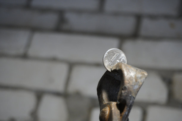 硬币一用钳子夹住的俄罗斯卢布。图片下载