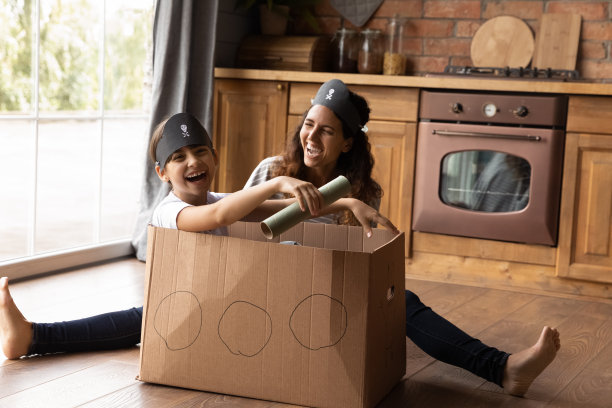 开心兴奋的女儿和大笑的妈妈玩得很开心图片下载