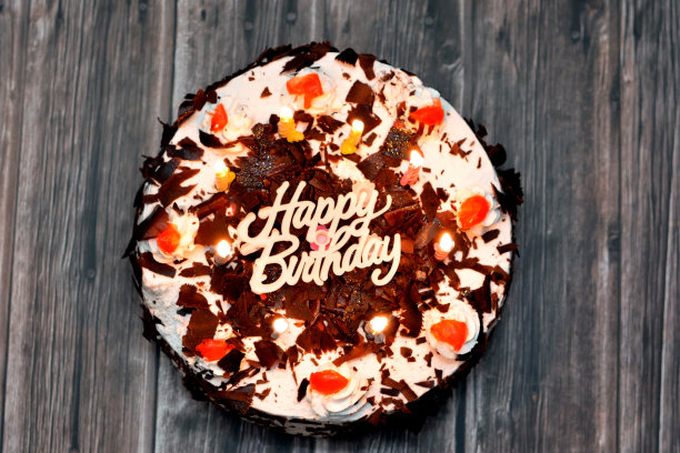 生日黑森林蛋糕，配有蜡烛和生日快乐装饰图片下载