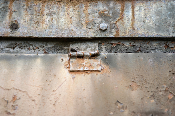 背景。铰链钢板，覆盖着油漆和铁锈。图片下载