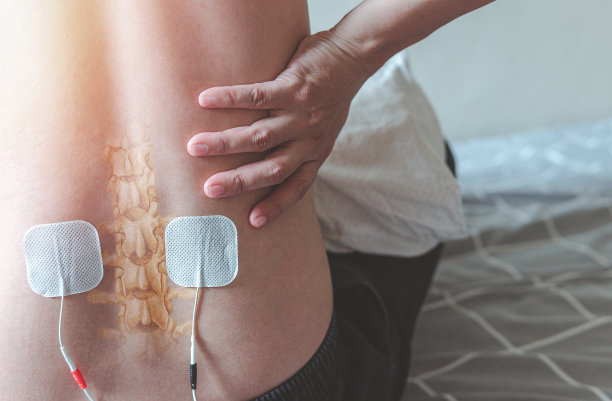 选择性聚焦TENS电极垫为治疗背痛做准备图片下载