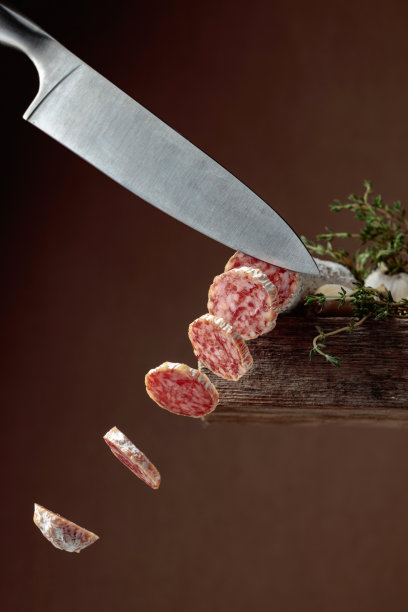 传统的百里香和大蒜干腌香肠。图片下载