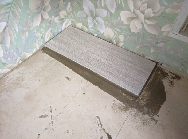 砖瓦匠放置瓷质石器地板图片下载