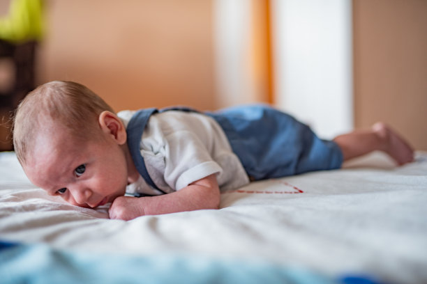 刚出生的小男孩在家里图片下载