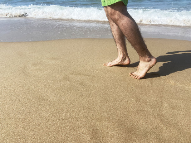 在沙滩上散步，度假图片下载