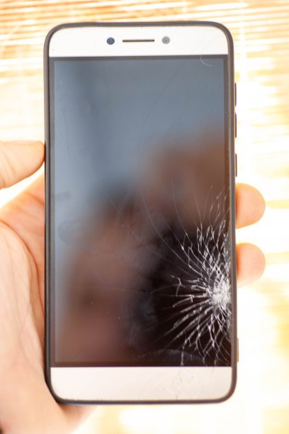 木桌上智能手机的碎玻璃。有选择性的重点。图片下载