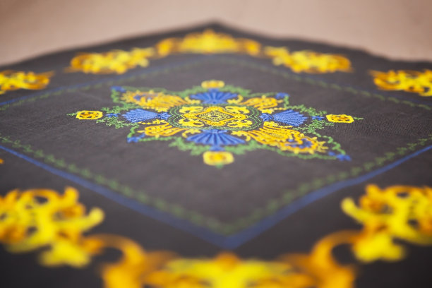 装饰靠垫套在灰色与美丽，别致的黄色刺绣。图片下载