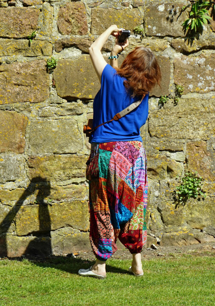 阳光下热情的女摄影师图片下载