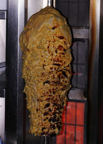 阿拉伯黎巴嫩特色美食：火焰烤鸡肉沙瓦玛图片下载
