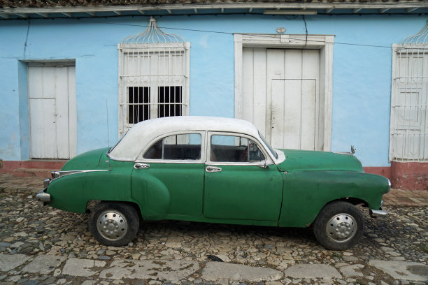 古巴街头的经典汽车图片下载