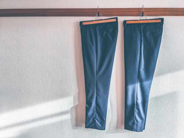 男裤挂在墙上。图片下载