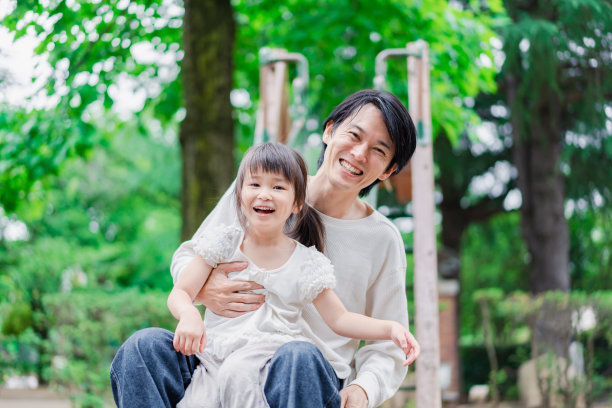 小女孩和她爸爸在公园里玩图片下载