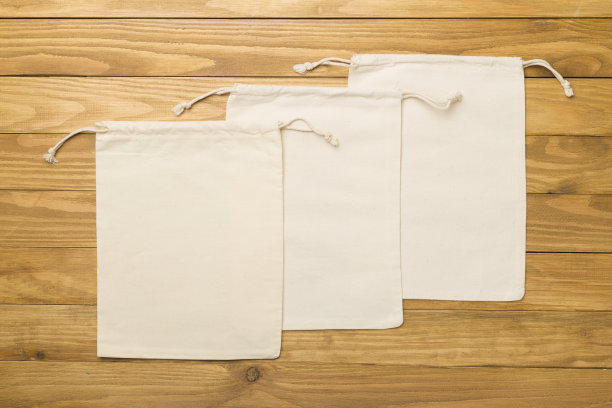 木制背景上的小生态袋。俯视图图片下载