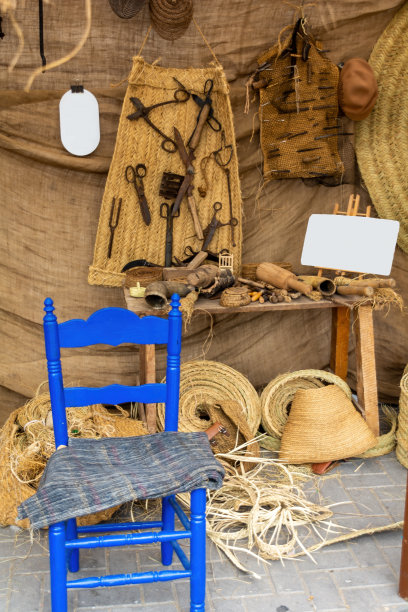 漂亮的蓝色椅子在一个传统的柳条工匠作坊图片下载