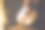 一把西班牙原声古典吉他，有钢弦和尼龙弦放在窗帘旁的椅子上图片下载