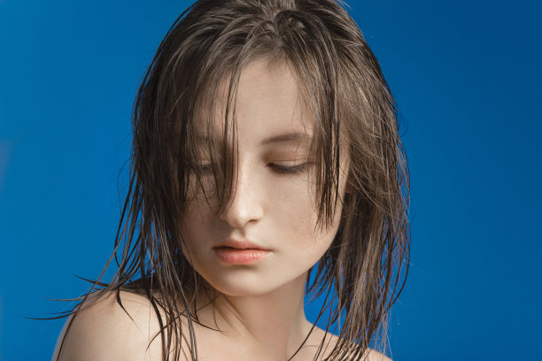 严重的悲伤的女孩图片下载