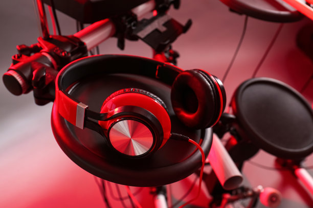 现代电子鼓套件与耳机的颜色背景，色调为粉红色。乐器图片下载