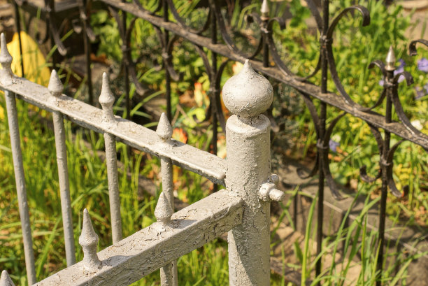 部分白色的小金属装饰栅栏有三根锋利的铁棒图片下载