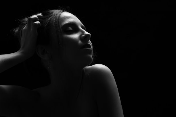 引起女性形象图片下载