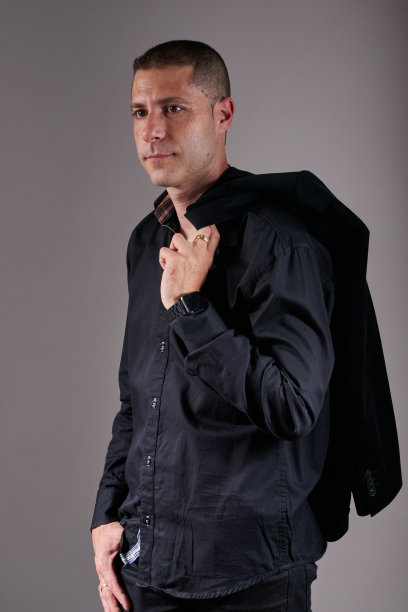 一个穿黑衬衫的年轻人图片下载