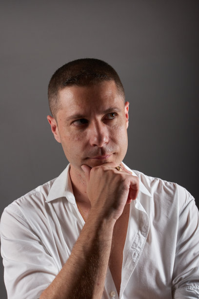 一个穿白衬衫的年轻人图片下载