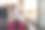 公交车上的小女孩站在城市公共交通的窗口图片下载