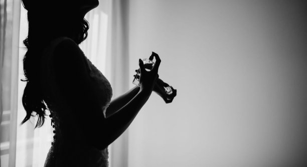 新娘在婚礼当天使用香水图片下载