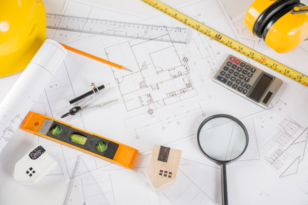 建筑办公室的桌子上有房屋平面图蓝图和维修工具的俯视图图片下载