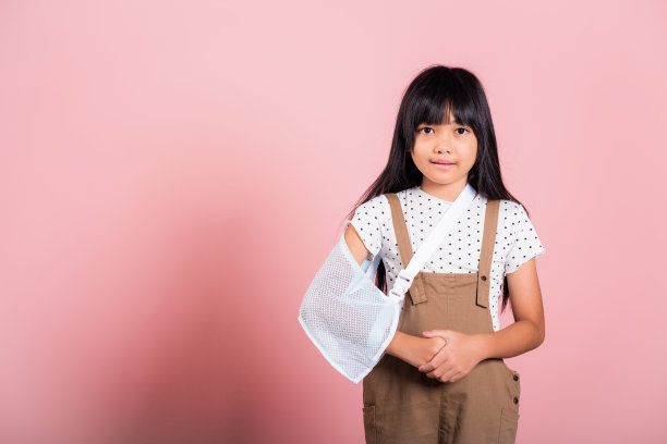 亚洲小孩，10岁，手臂夹板意外导致手骨折图片下载