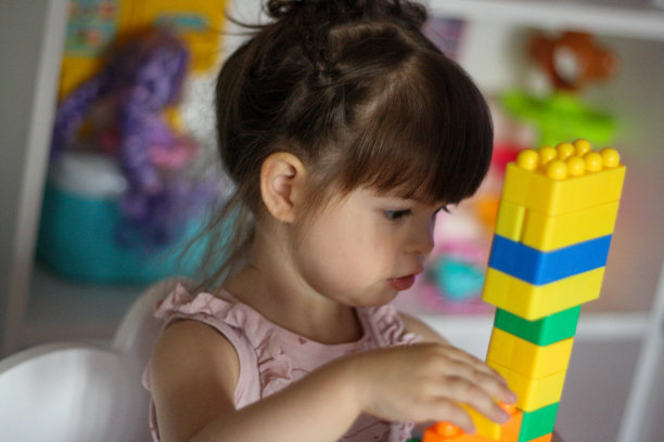 这个孩子正在玩玩具积木。图片下载