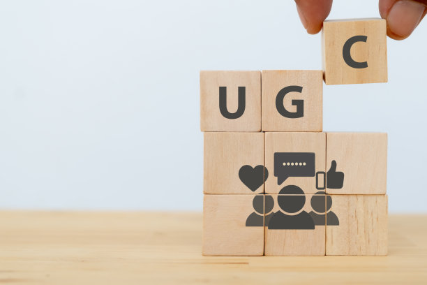 用户生成内容概念(UGC)在线营销概念。客户在社交媒体上创建内容。近手放木制立方体与“UGC”缩写和图标在白色背景，复制空间图片下载
