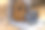 小孩在家练习时，一边玩原声吉他，一边用笔记本电脑看在线课程。图片下载