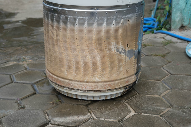 机器内部的零件及配件用于清洗衣物，清除已被清除的污垢和水垢，清洗滚筒是脏的污渍，有霉味。卫生清洁服务理念。图片下载