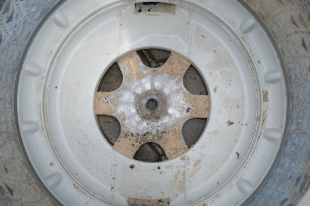 洗衣机滚筒里面是脏污渍、霉味、家用电器。洗衣机除垢。卫生清洁服务理念。图片下载