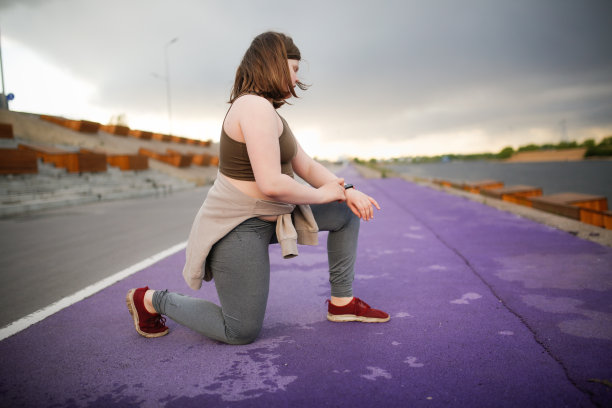 女童十几岁的超重运动服在夏天锻炼，在户外运动。图片下载