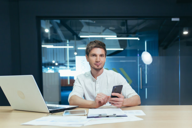 专注而沉思的商人读着电话里的消息，男人在办公室工作图片下载