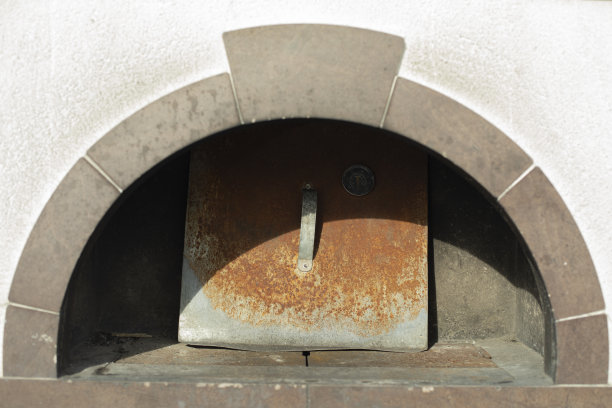 用于加热的俄罗斯炉子。民间美食。大火炉。图片下载