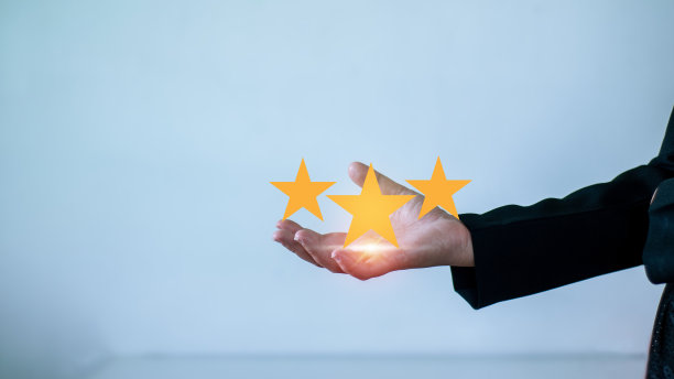 女商人手里捧着一张3虚拟明星的照片。在客户满意度调查中给我们一个积极的评价。五星级服务评级图片下载