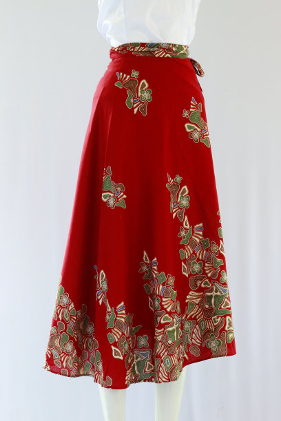 带有民族图案的女性红色蜡染裙看起来很漂亮图片下载
